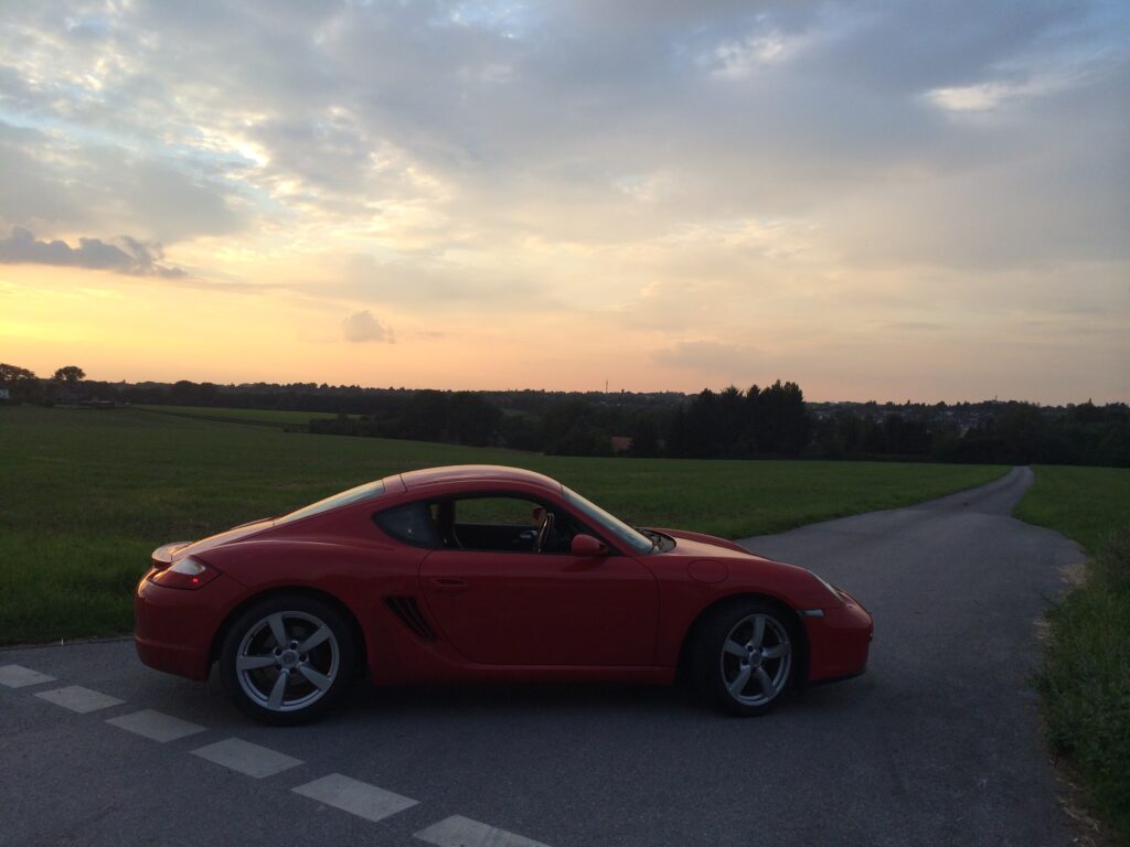 2007-Porsche-Cayman-in-countryside